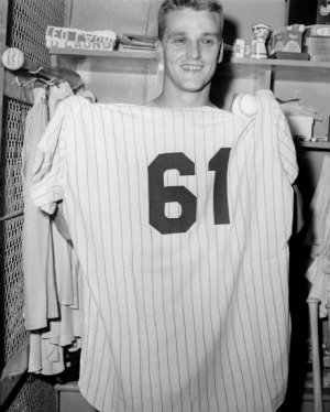 breaks babe ruths home run record in 1961